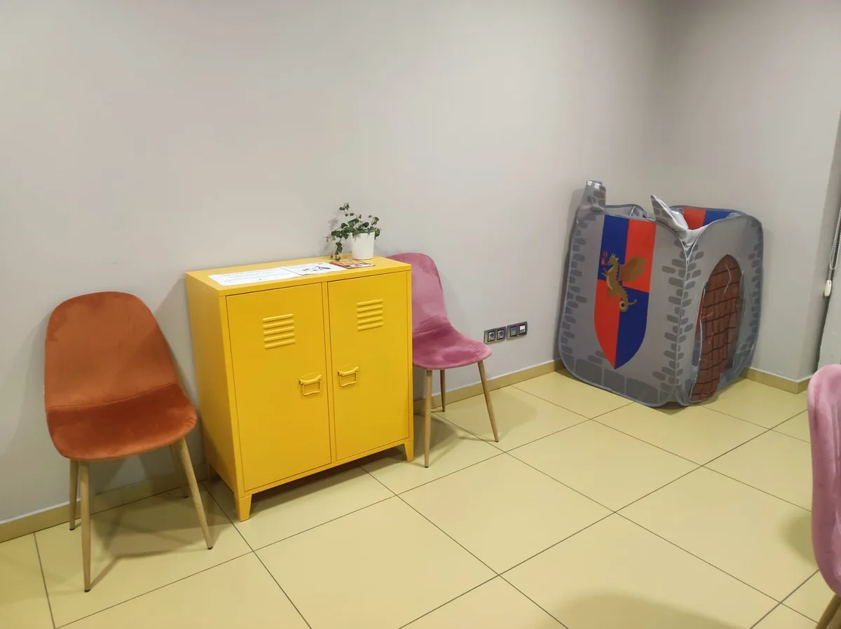 Espacio infantil con carpa para sesiones con niñas y niños
